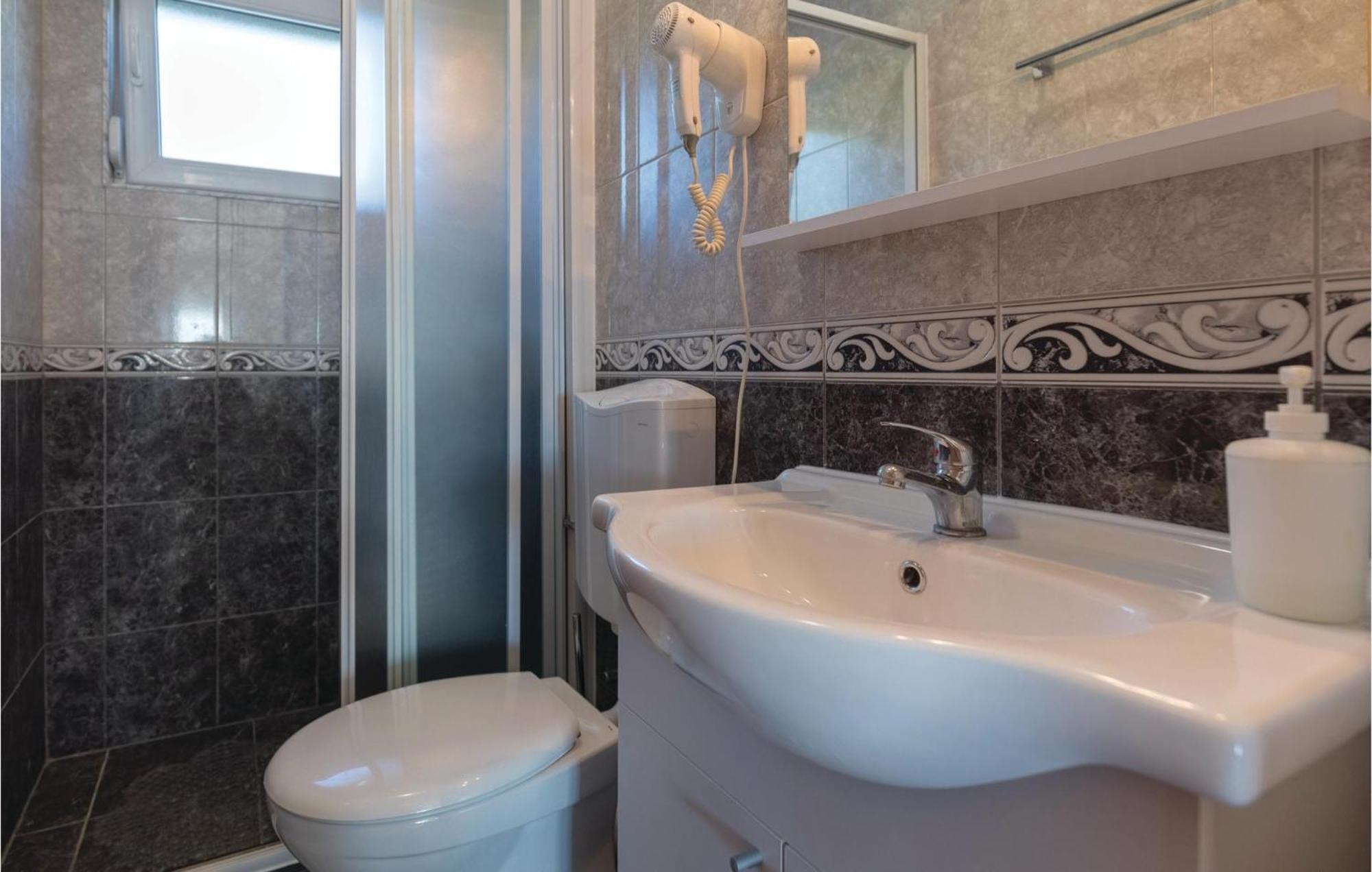 1 Bedroom Cozy Apartment In 克勒克 外观 照片